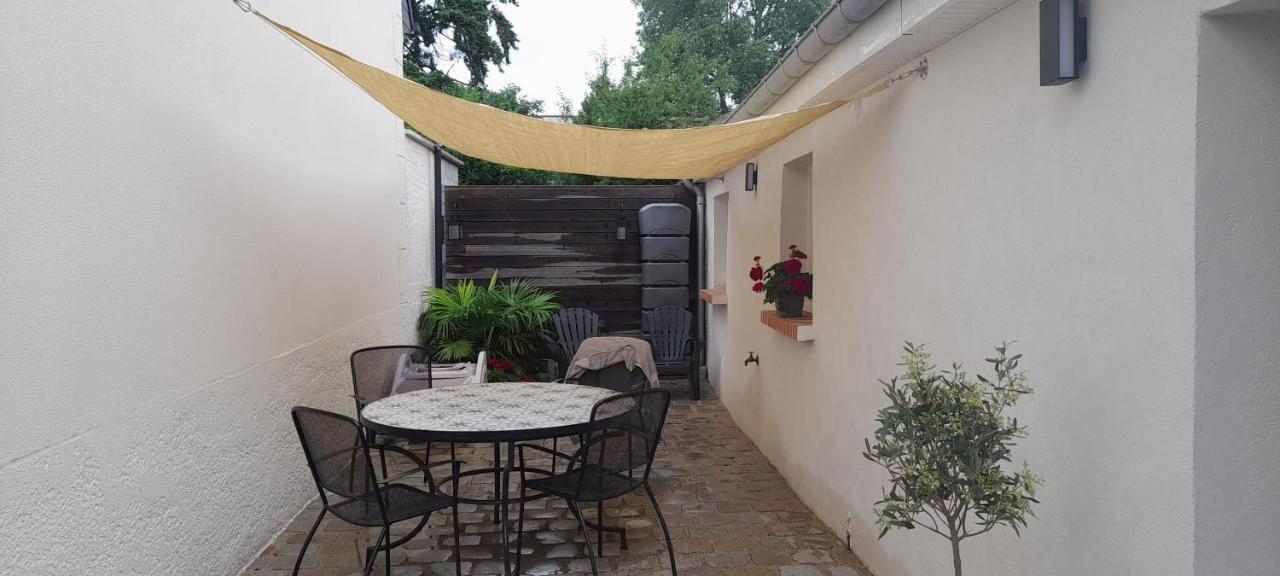 Le Dionysien *** Villa Saint-Denis-de lʼHôtel Exteriör bild